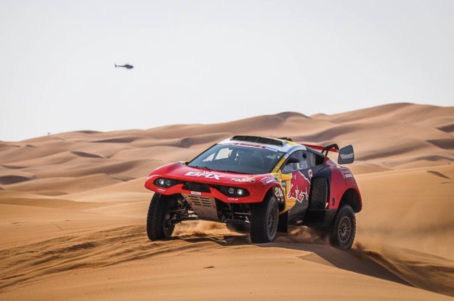Себастьян Лёб преодолевает пустыню на своём Prodrive Hunter, фото пресс-службы Дакара