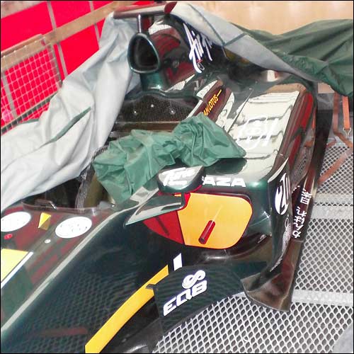 Машина и оборудование Team Lotus проходит таможенный досмотр