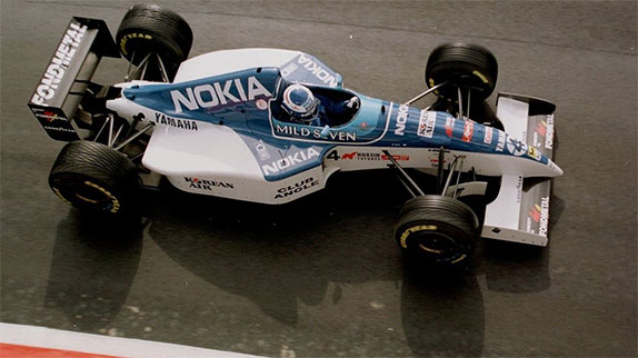 Мика Сало за рулём Tyrrell-Yamaha, 1995 год