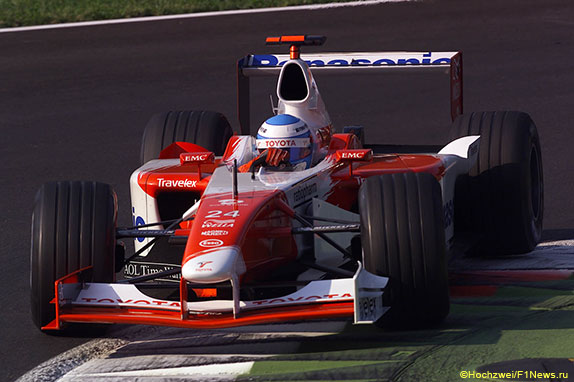 Мика Сало за рулём Toyota на трассе Гран При Италии в Монце, 2002 год