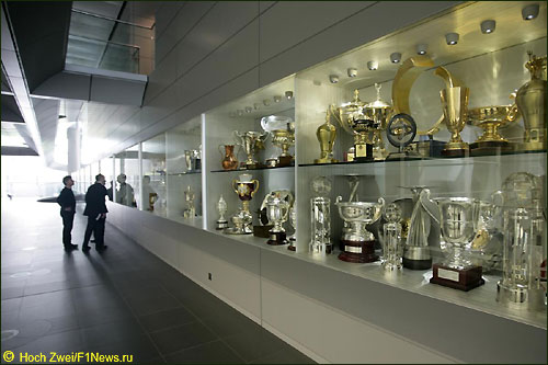 Коллекция трофеев McLaren, выставленная в МТС