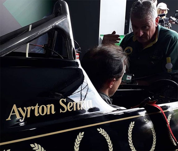 Фелипе Масса в кокпите исторической машины Lotus Айртона Сенны