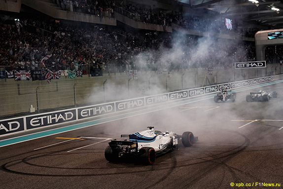 После финиша Гран При Абу-Даби Фелипе Масса крутил на трассе пончики, как и гонщики Mercedes