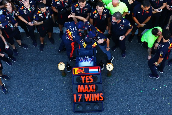 Команда Red Bull Racing поздравляет Макса Ферстаппена с 17-м победой в сезоне, фото Red Bull