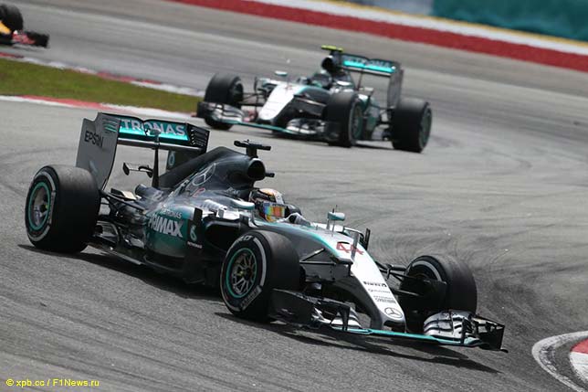 Гонщики Mercedes на трассе Гран При Малайзии