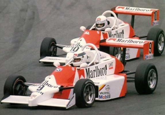Мика Хаккинен (№10) ведёт борьбу с Аланом Макнишем в Формуле Opel_Lotus/Формула 2000