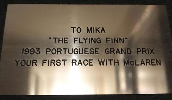 Табличка с дарственной надписью от команды McLaren Мике Хаккинену в память о его первой гонке за эту команду