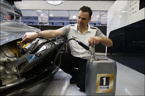 Инженер Mobil 1 проводит регламентные работы с машиной McLaren