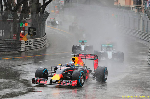 Даниэль Риккардо лидирует в режиме автомобиля безопасности на Гран При Монако 2016 года