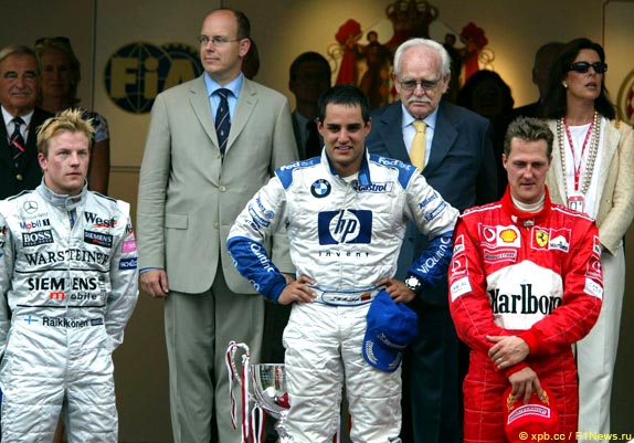 Принц Альбер II и князь Ренье III на награждении Кими Райкконена, Хуана-Пабло Монтойи и Михаэля Шумахера на Гран При Монако 2003 года