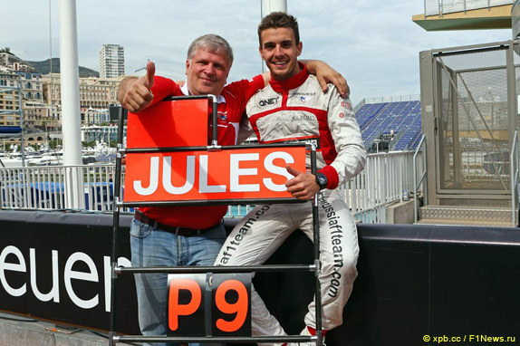 Владелец Marussia Андрей Чеглаков и пилот Жюль Бьянки празднуют успех в Монако