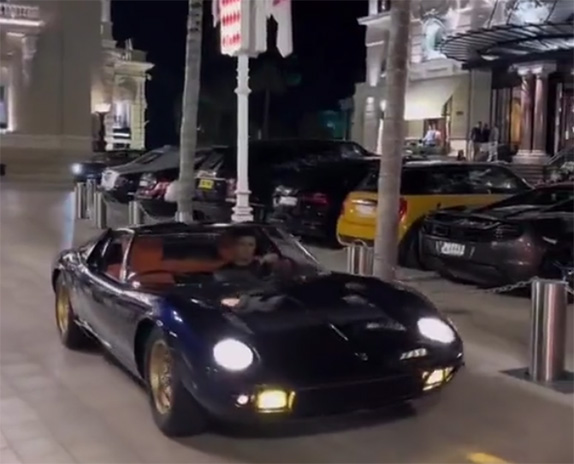 Ландо Норрис на улицах Монако за рулём Lamborghini Miura, скриншот из любительского видео