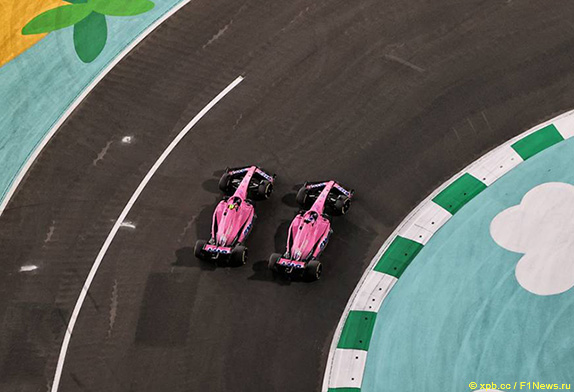 Эстебан Окон ведёт борьбу с Фернандо Алонсо на трассе Гран При Саудовской Аравии