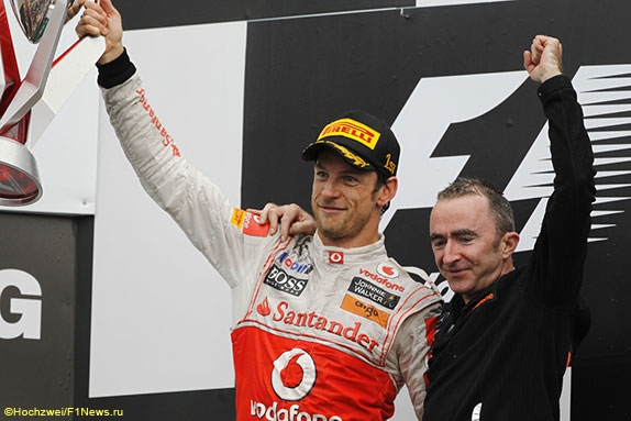 Падди Лоу, тогда ещё технический директор McLaren, на подиуме с Дженсоном Баттоном, победителем Гран При Канады 2011 года