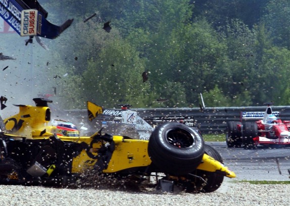 Столкновение машин Ника Хайдфельда и Такумы Сато в Австрии, 2002 год, фото XPB