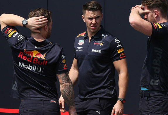 Утомлённые сотрудники гоночной бригады Red Bull Racing