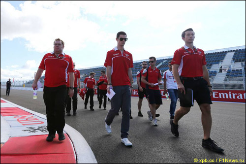 Александер Росси с командой Marussia во время прогулки по трассе в Сочи