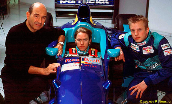 Петер Заубер, Ник Хайдфельд и Кими Райкконен на презентации машины перед сезоном 2001 года