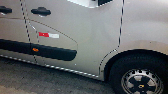 Фотография повреждений машины, перевозившей сотрудников Sauber, после попытки нападения