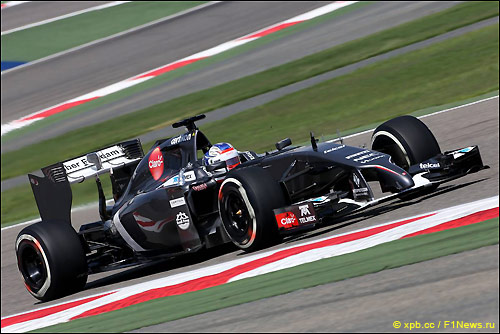 Сергей Сироткин на тестах в Бахрейне за рулём Sauber C33