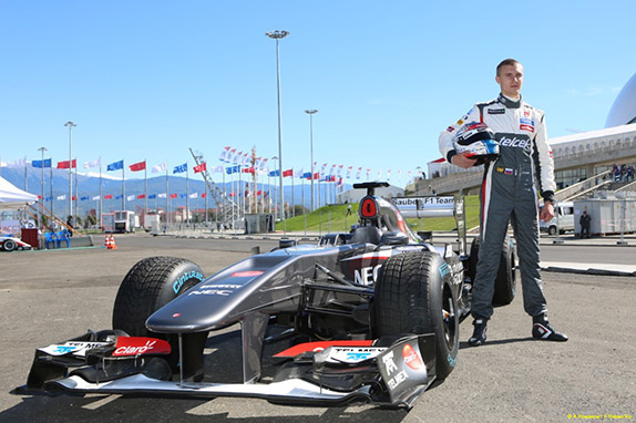 Сергей Сироткин и машина Sauber на шоу «Формула Сочи 2013»