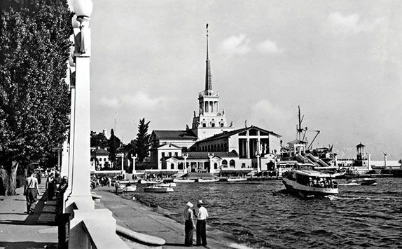 Морской вокзал в Сочи на старой открытке времён СССР