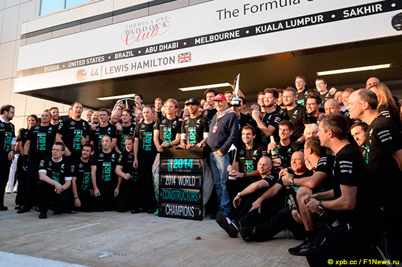 Команда Mercedes отмечает завоевание Кубка конструкторов в Сочи в 2014 году