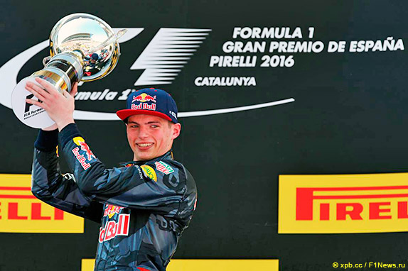 Макс Ферстаппен празднует первую победу в Формуле 1