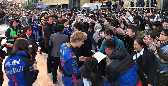Гонщики Toro Rosso раздают автографы японским болельщикам