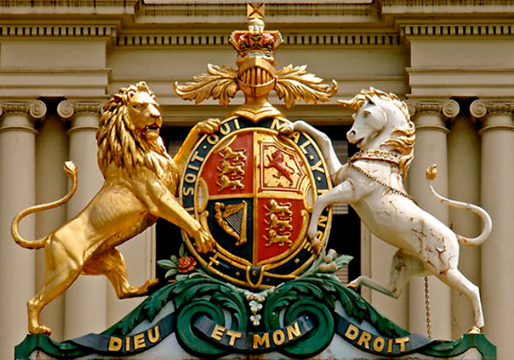 Герб Великобритании отражает большую часть её монархической истории. Надпись на французском гласит «Бог и моё право»