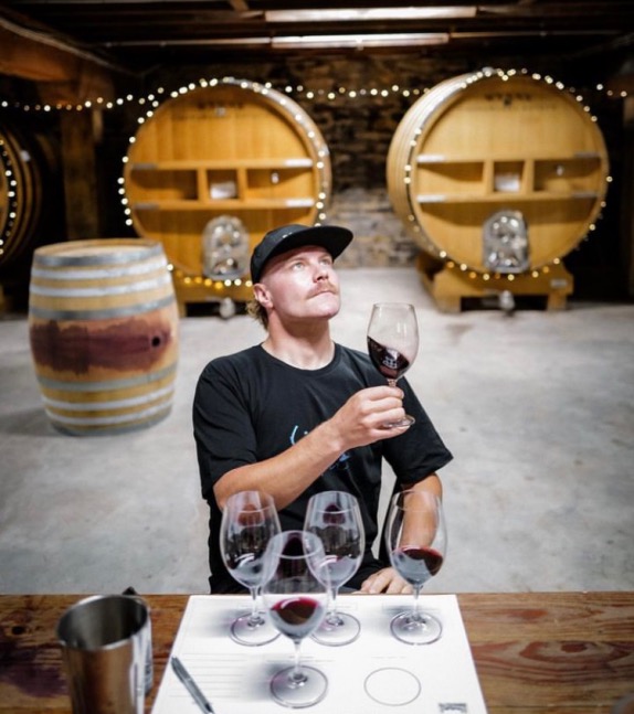 Валттери Боттас дегустирует австралийское вино, фото из социальных сетей