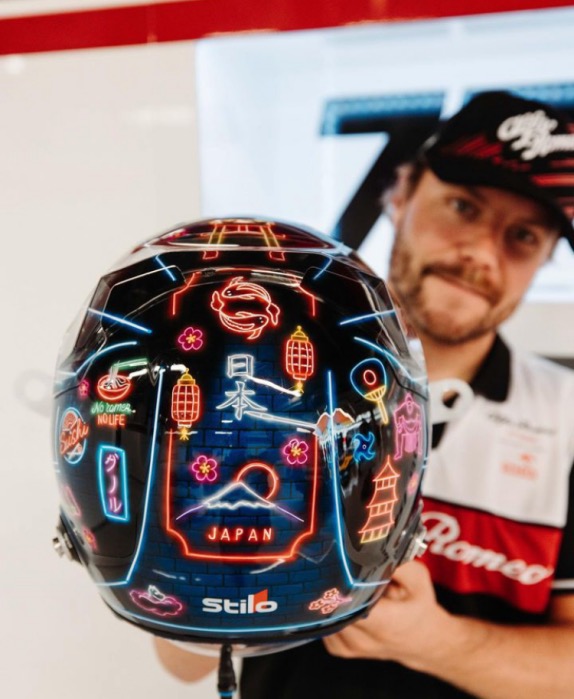 Шлем Валттери Боттаса, посвящённый Гран При Японии