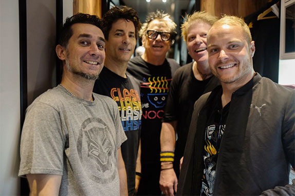 Валттери Боттас с музыкантами The Offspring