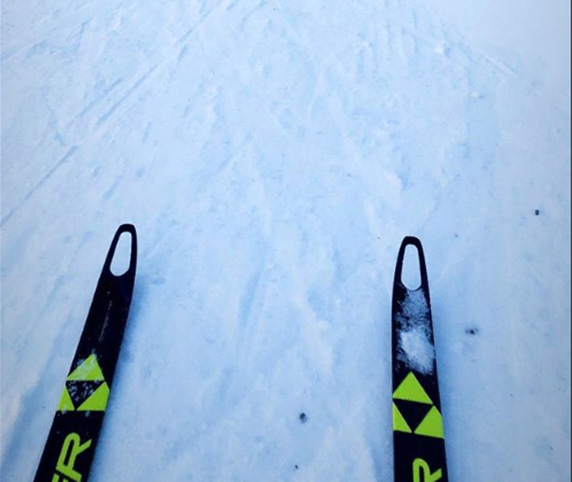 Валттери Боттас катается на лыжах по финским лесам