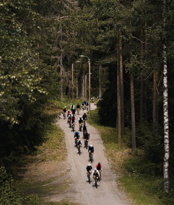 Валттери Боттас лидирует на трассе велогонки FNLD GRVL, проходившей в окрестностях Лахти