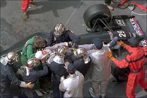 Карла Вендлингера, находящегося без сознания, извлекают из кокпита Sauber, 12 мая 1994 г.