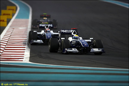 Гонщики Williams на трассе в Абу-Даби