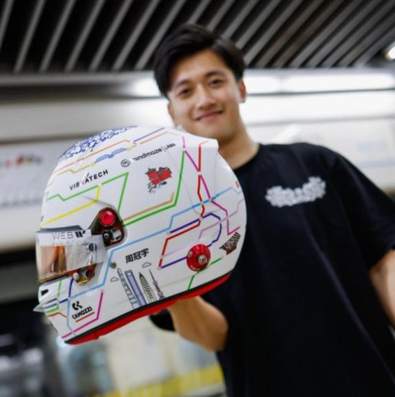 Гуаньюй Чжоу и его новый шлем, посвящённый гонке в Шанхае, фото из социальных сетей