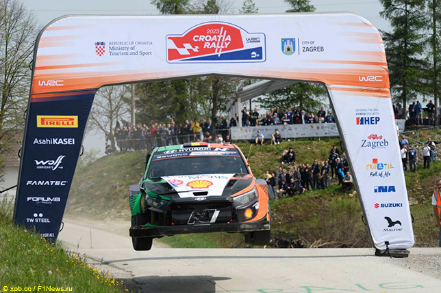 Тьери Невиль за рулём Hyundai i20 N Rally1 HYBRID на трассе ралли в Хорватии