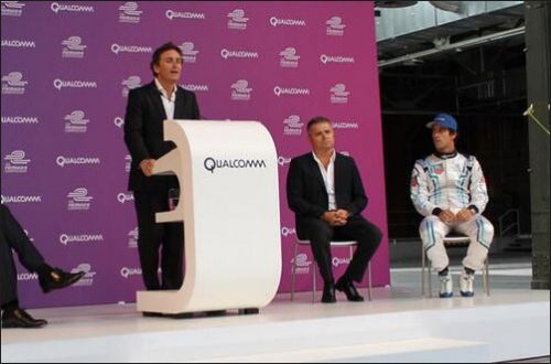 Алехандро Агаг и тест-пилот Формулы E Лукас ди Грасси на презентации соглашения с Qualcomm 