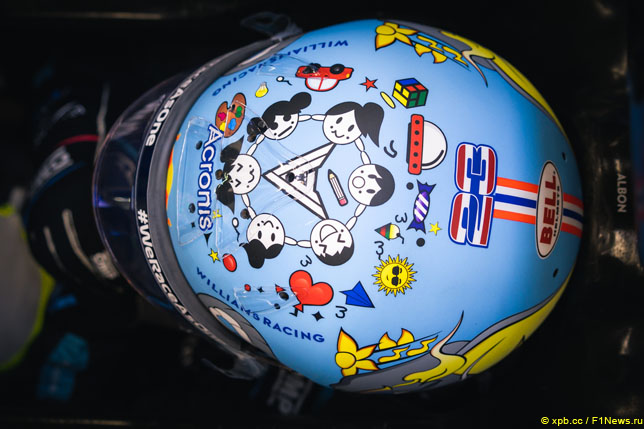 Шлем Алекса Элбона на Гран При Сингапура