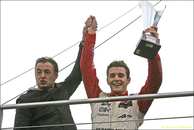 Жан Алези поздравляет Жюля Бьянки с победой в Евросерии Формулы 3, октябрь 2009 года