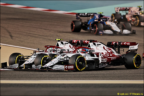 Кими Райкконен и Антонио Джовинацци сражаются за позицию. Гран При Бахрейна