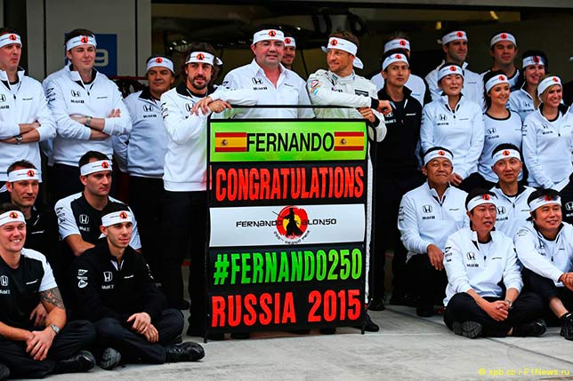 Команда McLaren поздравляет Фернандо Алонсо с 250-м Гран При
