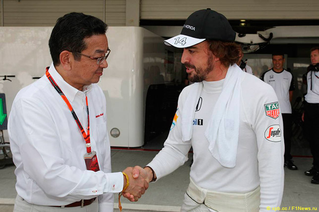 Глава компании Honda Такахиро Хачиго и Фернандо Алонсо