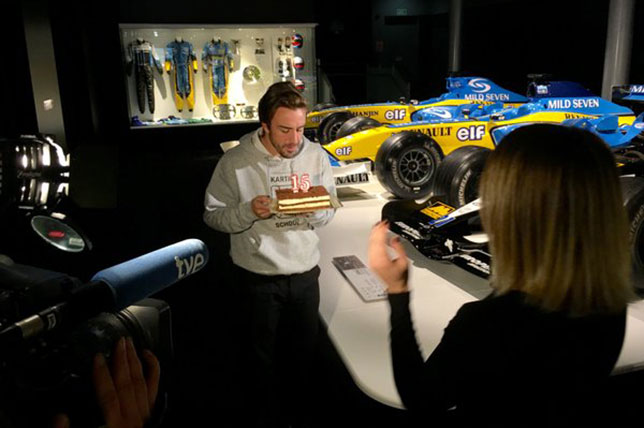 Фернандо Алонсо во время интервью, посвященного 15-летию его карьеры в Формуле 1