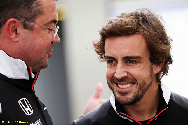 Фернандо Алонсо и Эрик Булье, гоночный директор McLaren