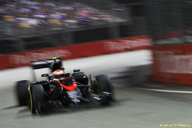 Дженсон Баттон на трассе Гран При Сингапура, 2015 год
