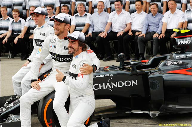 Групповая фотография McLaren на пит-лейн в пятницу