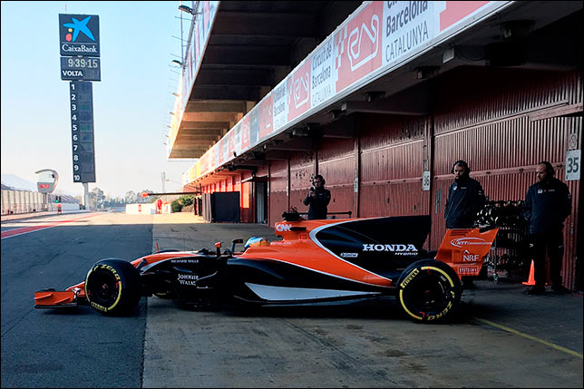 Фернандо Алонсо за рулём McLaren MCL32